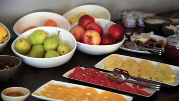 Een buffet met verschillende soorten fruit en gerechten.