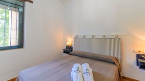 3 bedrooms, travel crib