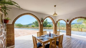 Outdoor dining - Villa Asunción Arenas by Ruralidays (Málaga)