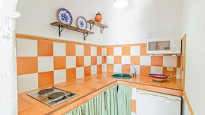 Microwave, stovetop, toaster, cookware/dishes/utensils - Estudio Juzcar Júzcar by Ruralidays (Málaga)