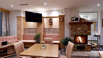 2 Bars/Lounges