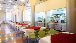 Bữa sáng đặc sản địa phương hàng ngày với phụ phí nhỏ 