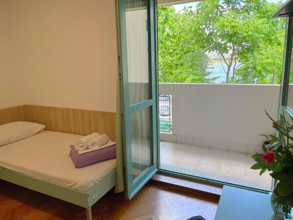 Desk, free WiFi, bed sheets - Hostel Spinut (Split)