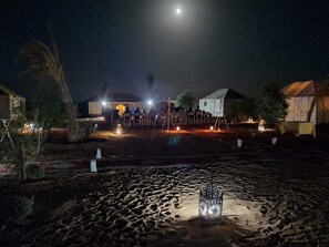 Fachada da propriedade à noite