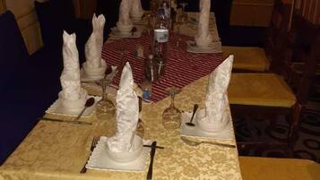 Café da manhã, almoço e jantar; culinária local