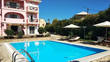 Piscina externa sazonal, funciona das 10h às 21h, guarda-sóis