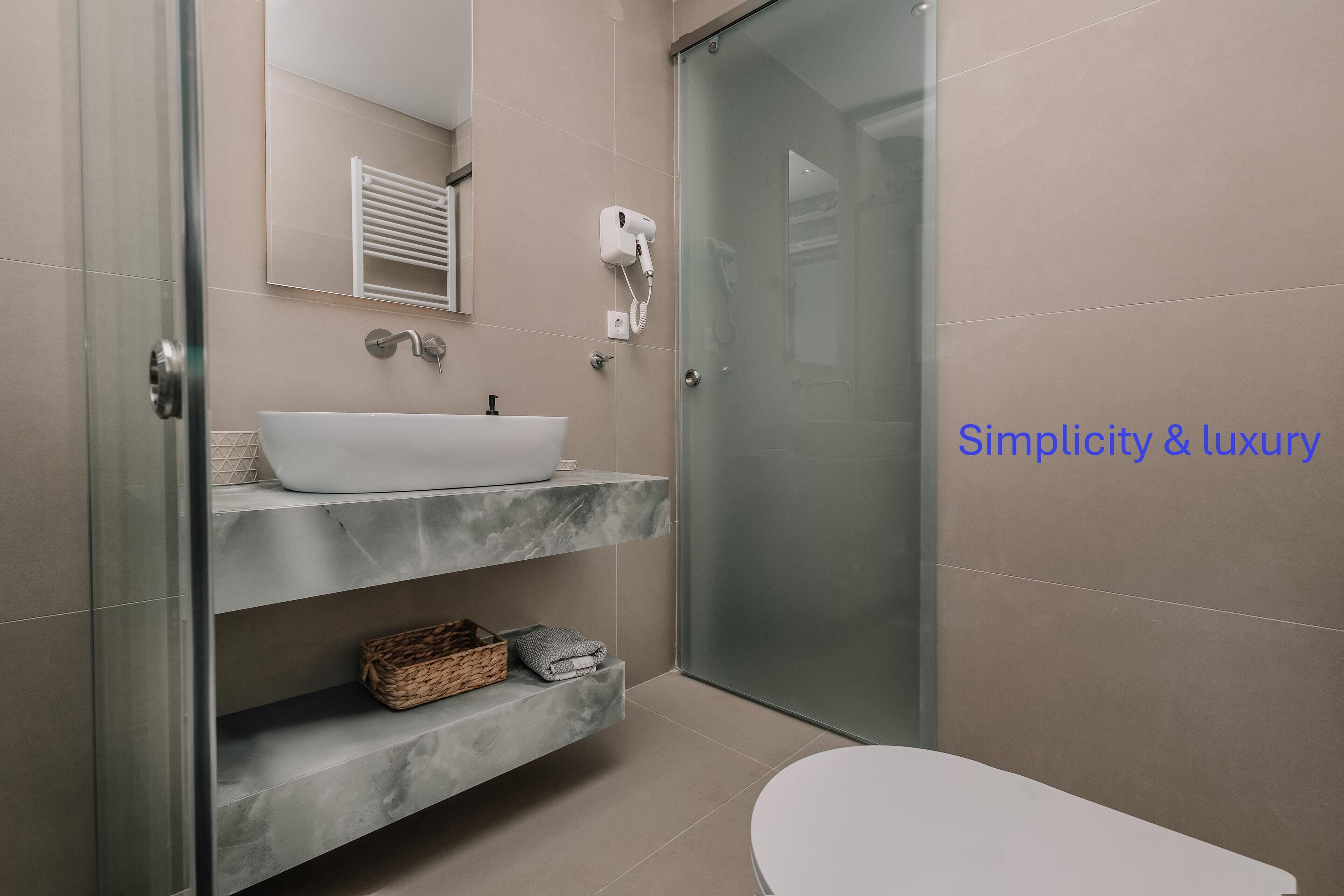 Apartamento luxo | Banheiro | Chuveiro, ducha de hidromassagem, produtos de toalete de grife 