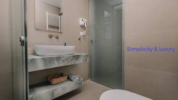 Apartamento luxo | Banheiro | Chuveiro, ducha de hidromassagem, produtos de toalete de grife