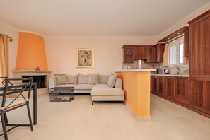 Full-sized fridge, microwave, oven, stovetop - Cha Nanakas Village Inn (Corfu)