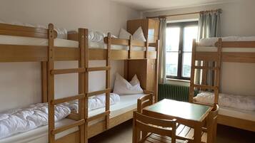 Bett im Sechsbettzimmer | Kostenlose Babybetten, Zustellbetten, kostenloses WLAN, Bettwäsche