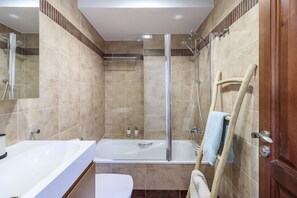 Combined shower/bathtub, hair dryer, towels, soap - Beautiful house- Albaicín- City center. Parking for large cars (granada)