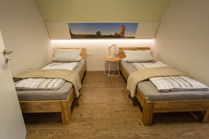 2 chambres, bureau, fer et planche à repasser, lit parapluie