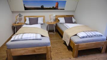 2 Schlafzimmer, Schreibtisch, Bügeleisen/Bügelbrett, Reisekinderbett