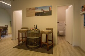 Réfrigérateur, micro-ondes, plaque de cuisson, lave-vaisselle