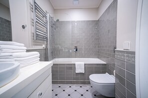 Grand-Apartment | Badezimmer | Duschwanne, Haartrockner, Handtücher, Toilettenpapier
