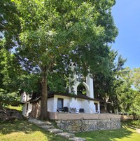 Escritorio, espacio para trabajar con laptop y cortinas blackout 