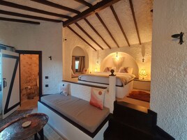 Escritorio, espacio para trabajar con laptop y cortinas blackout 