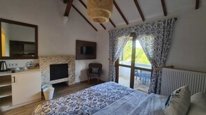 Desk, laptop workspace, blackout drapes, soundproofing - Polonezköy Country Club & Accommodation in the Wildlife Park (Beykoz)