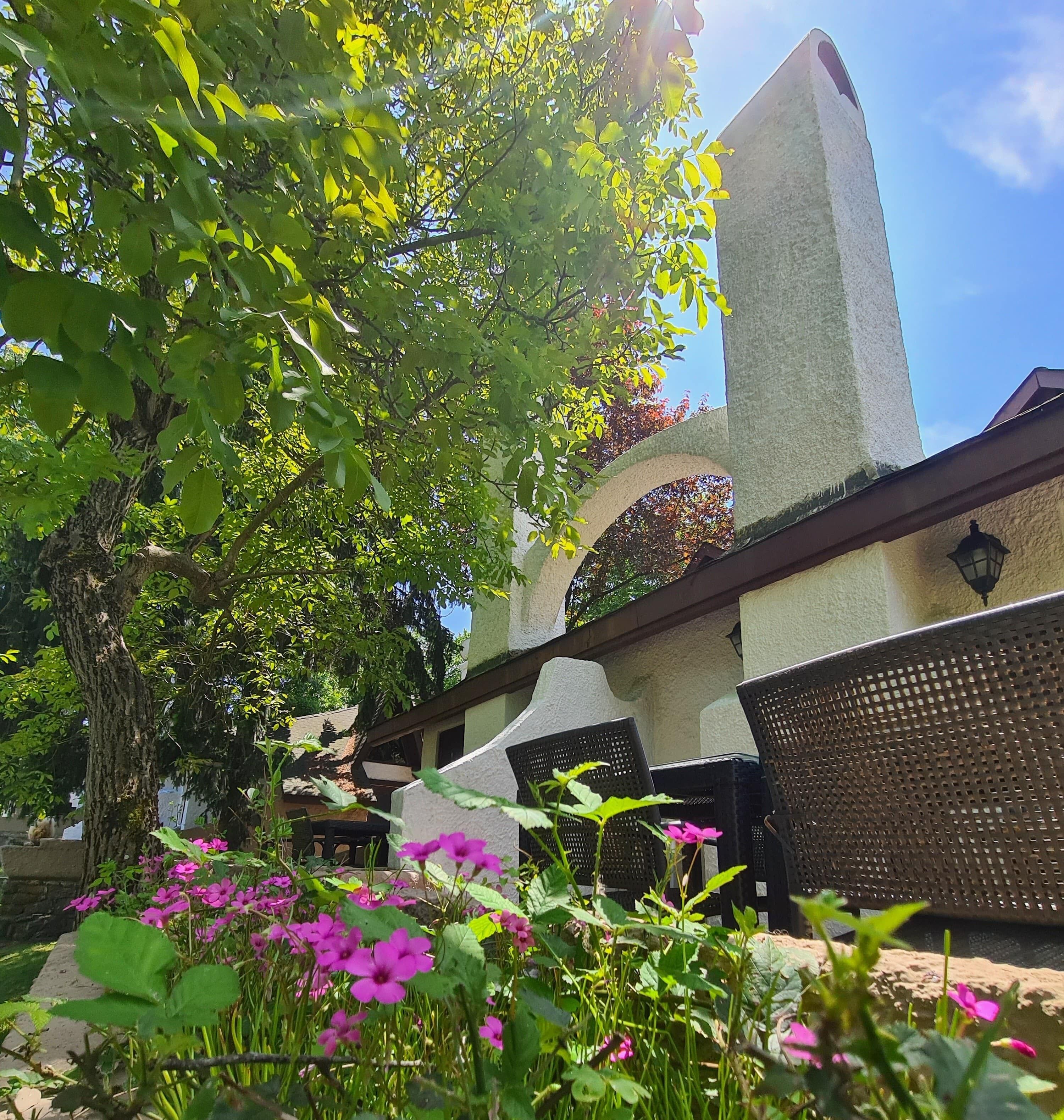 Deluxe Cottage | Desk, laptop workspace, blackout drapes, soundproofing