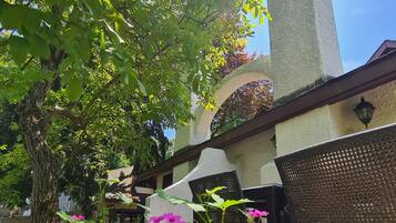 Deluxe Cottage | Desk, laptop workspace, blackout drapes, soundproofing