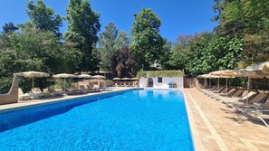 Piscine extérieure (ouverte en saison), cabanons gratuits