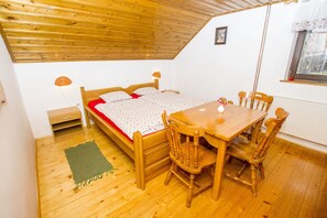 Quadruple Room (4) | Individually decorated, individually furnished, desk, soundproofing - Tourist Farm Pri Martinovih (Brezice)