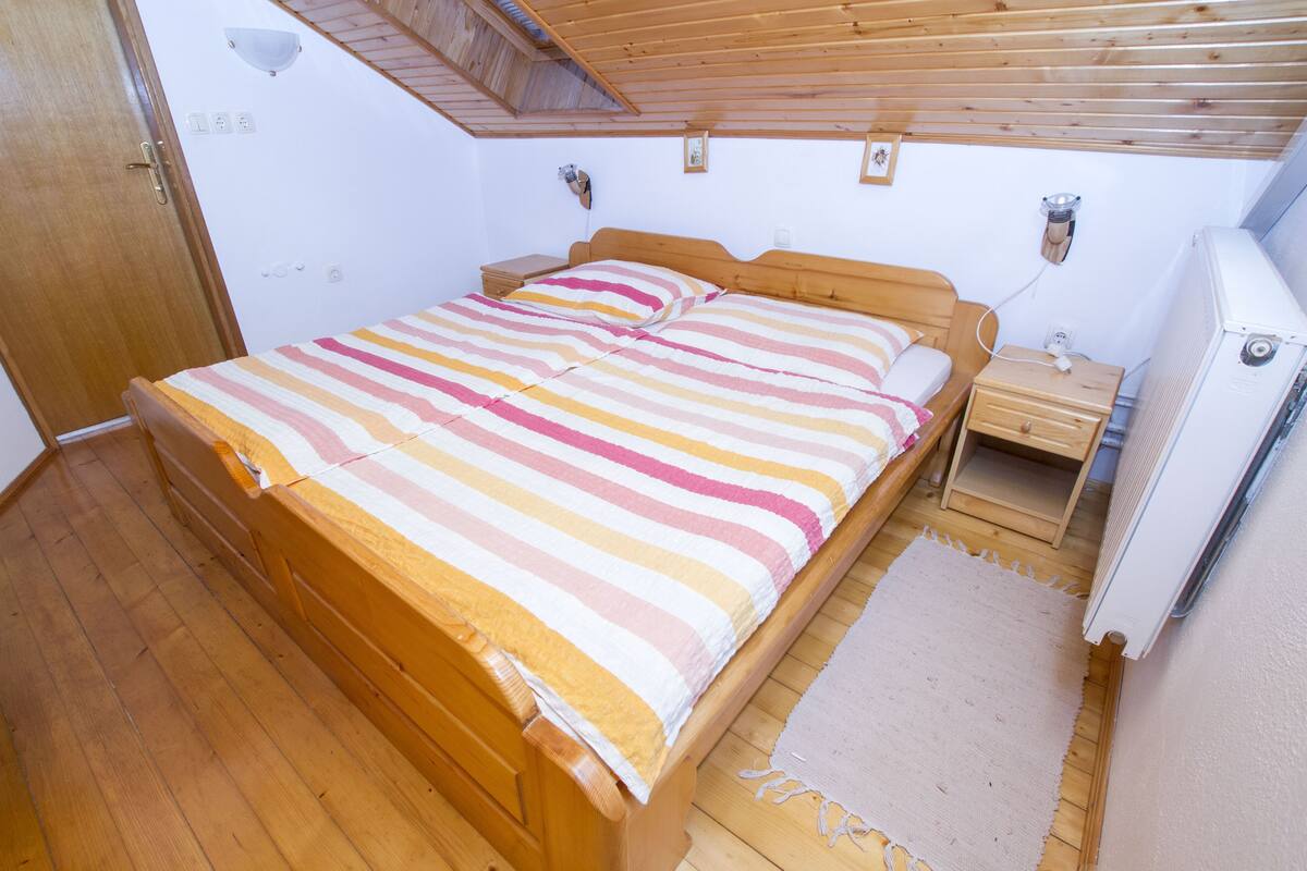 Family Room (2) | Desk, soundproofing, cribs (surcharge), WiFi (free)