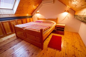Familie studio (10) | Individueel gedecoreerd, individueel gemeubileerd, een bureau