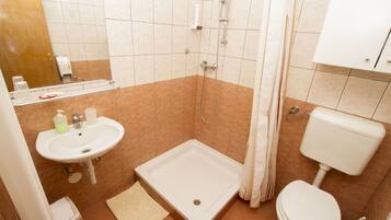 Habitación cuádruple (4) | Baño | Regadera, amenidades de baño ecológicas, secadora de cabello, toallas