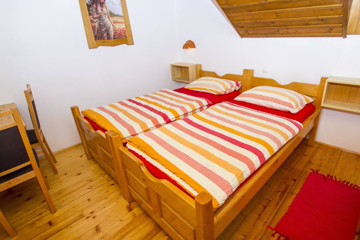 Rum - tillgänglighetsanpassat (Two single bed) | Individuell inredning, unika möbler, skrivbord och ljudisolering