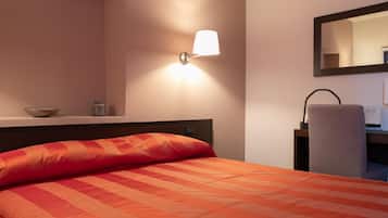 Schreibtisch, laptopgeeigneter Arbeitsplatz, BĂŒgeleisen/BĂŒgelbrett