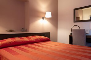 Desk, laptop workspace, iron/ironing board, free WiFi - Hotel Del Corso (Borgomanero)