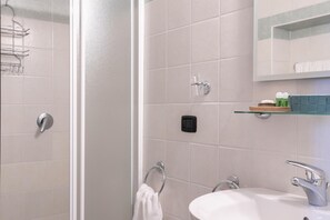 Shower, rainfall showerhead, free toiletries, hair dryer - Hotel Del Corso (Borgomanero)