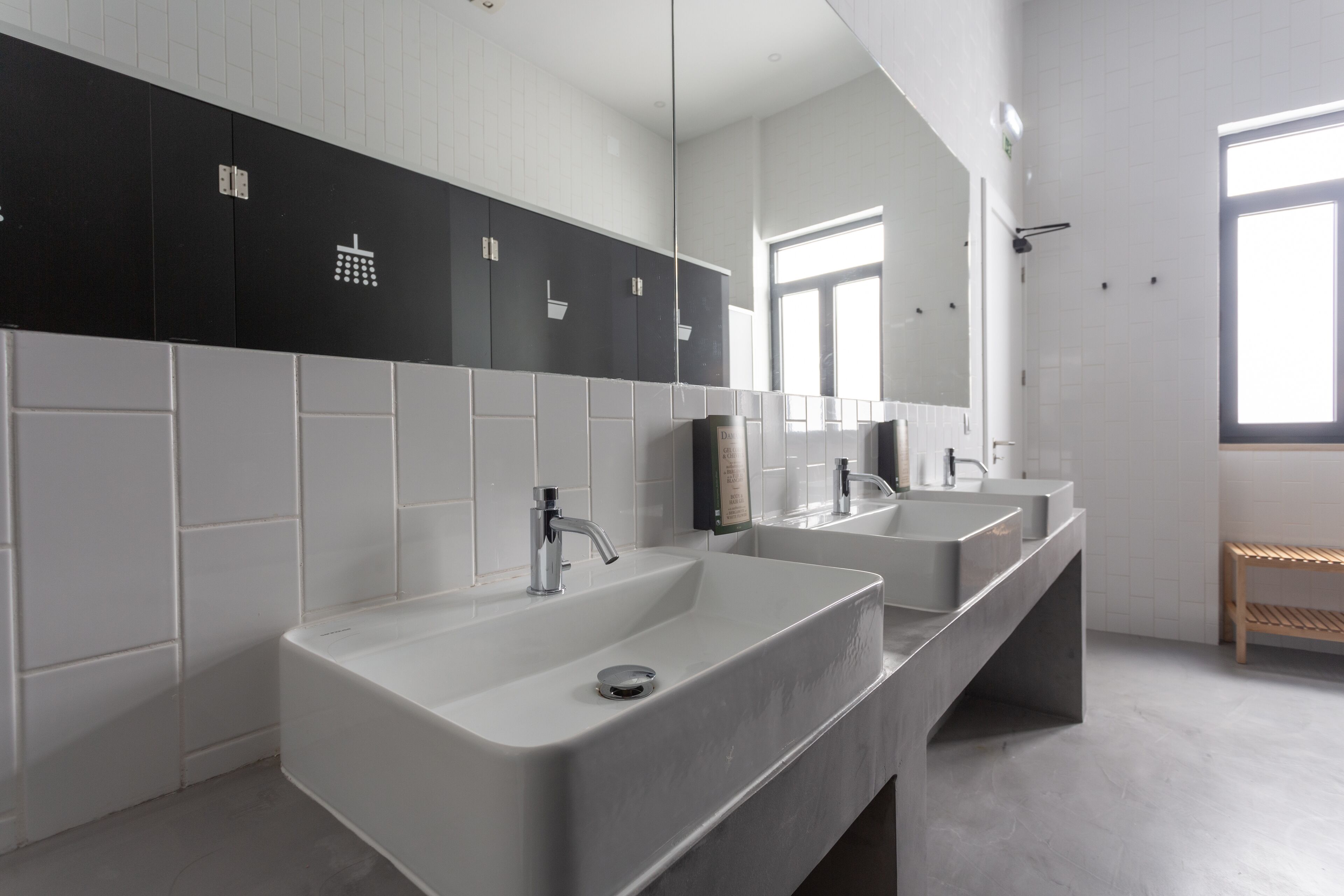 共用宿舍, 男女混合宿舍, 共用浴室 (1 bed in 16-bed dorm) | 浴室洗手台