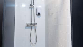Dormitório compartilhado, somente para mulheres, banheiro compartilhado (1 bed in 8-bed dorm) | Chuveiro