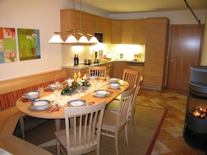 Een koelkast/vriezer, een magnetron, een oven, een kookplaat