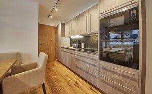 Apartment (Top 1) | Private kitchen | Fridge, microwave, oven, stovetop