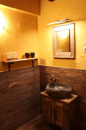 Pengering rambut, handuk, sabun, dan tisu toilet