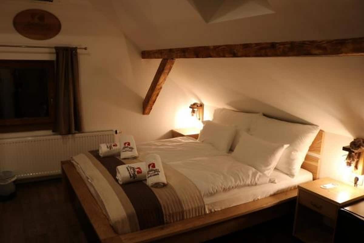 Superior Double Room (4) | Free WiFi, bed sheets