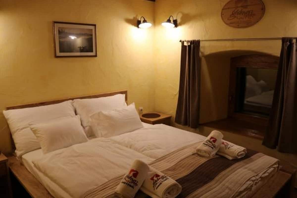WiFi (free), bed sheets