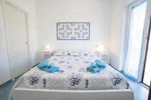 Minibar, in-room safe, individually decorated, individually furnished - B&B Il Capitano (Capo d'Orlando)