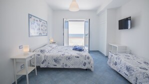 Ein Schlafzimmer mit Bett, Nachttisch und Fernseher.