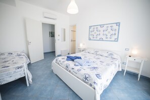 Minibar, in-room safe, individually decorated, individually furnished - B&B Il Capitano (Capo d'Orlando)