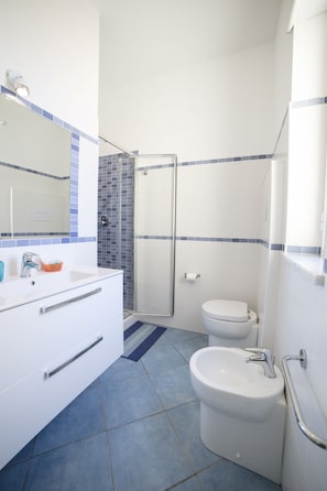 Dusche, Regendusche, kostenlose Toilettenartikel, Haartrockner
