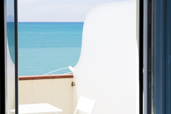 Doppia panoramica, vista mare | Minibar, una cassaforte in camera, con stile personalizzato