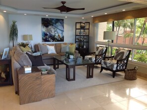 Een flatscreentelevisie en een stereo