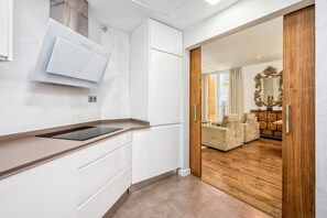 Kühlschrank, Mikrowelle, Ofen, Geschirrspüler