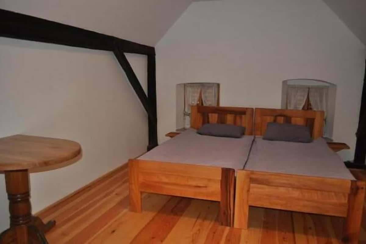 Iron/ironing board, bed sheets