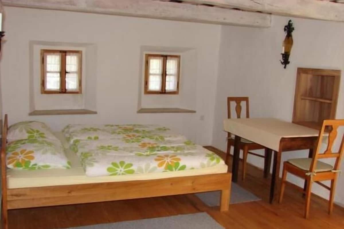 Studio (D) | Iron/ironing board, bed sheets