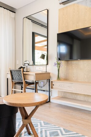 Superior-Doppel- oder -Zweibettzimmer | Businesscenter im Zimmer